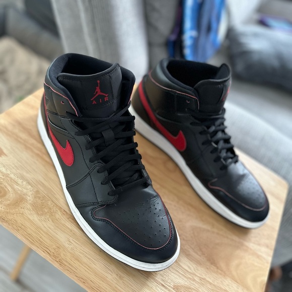 Air Jordans 1 mid - Picture 2 of 5